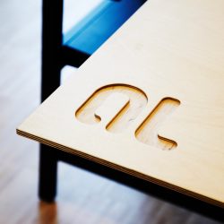 Arbetsbord i oljad björkplywood, detalj i form av fräst logotype